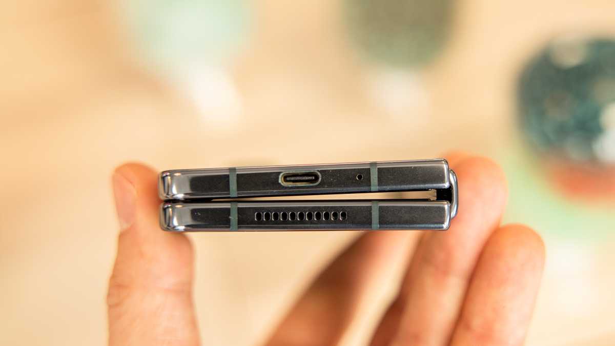 Galaxy Fold 4 USB C port