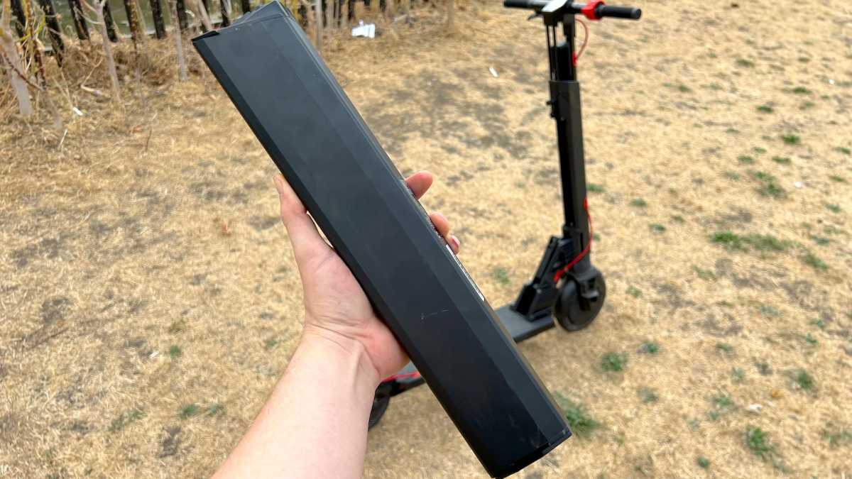Turboant V8 battery in hand