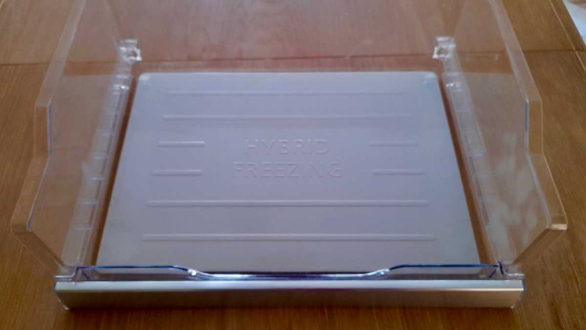 Freezer drawer with a white metal base