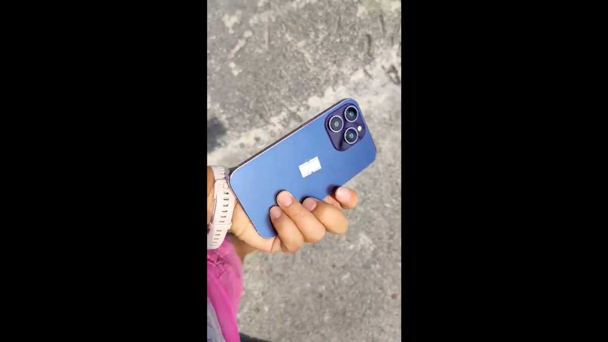Weibo video of purple iPhone 14 Pro dummy model