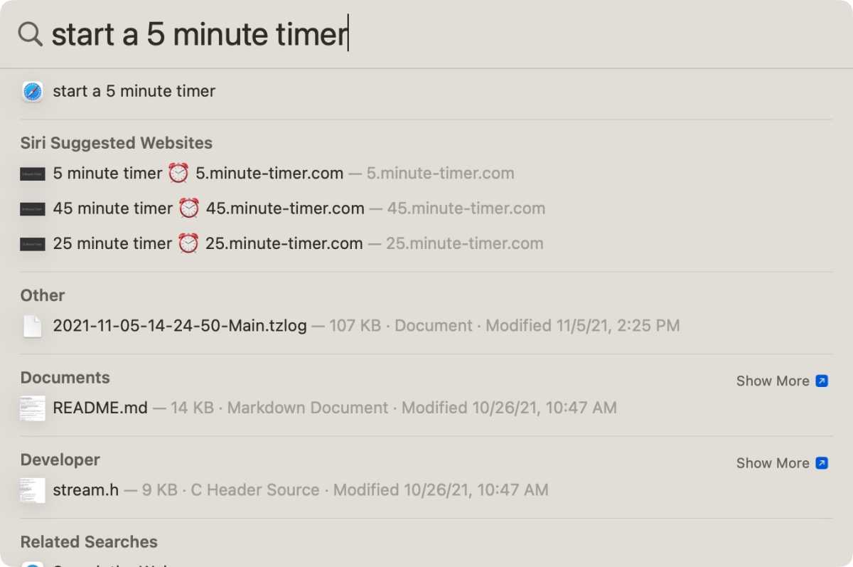 Pokud napíšete "spusťte 5minutový časovač" v Spotlight vám ukáže weby, na kterých lze spustit časovač.  Nezobrazuje aplikaci Hodiny, která je na Macu.