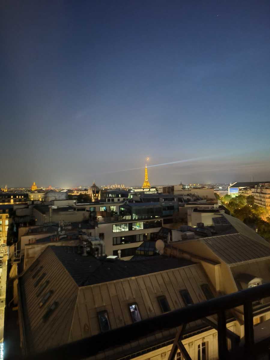 Night skyline of Paris taken on Oppo Reno 8 Pro