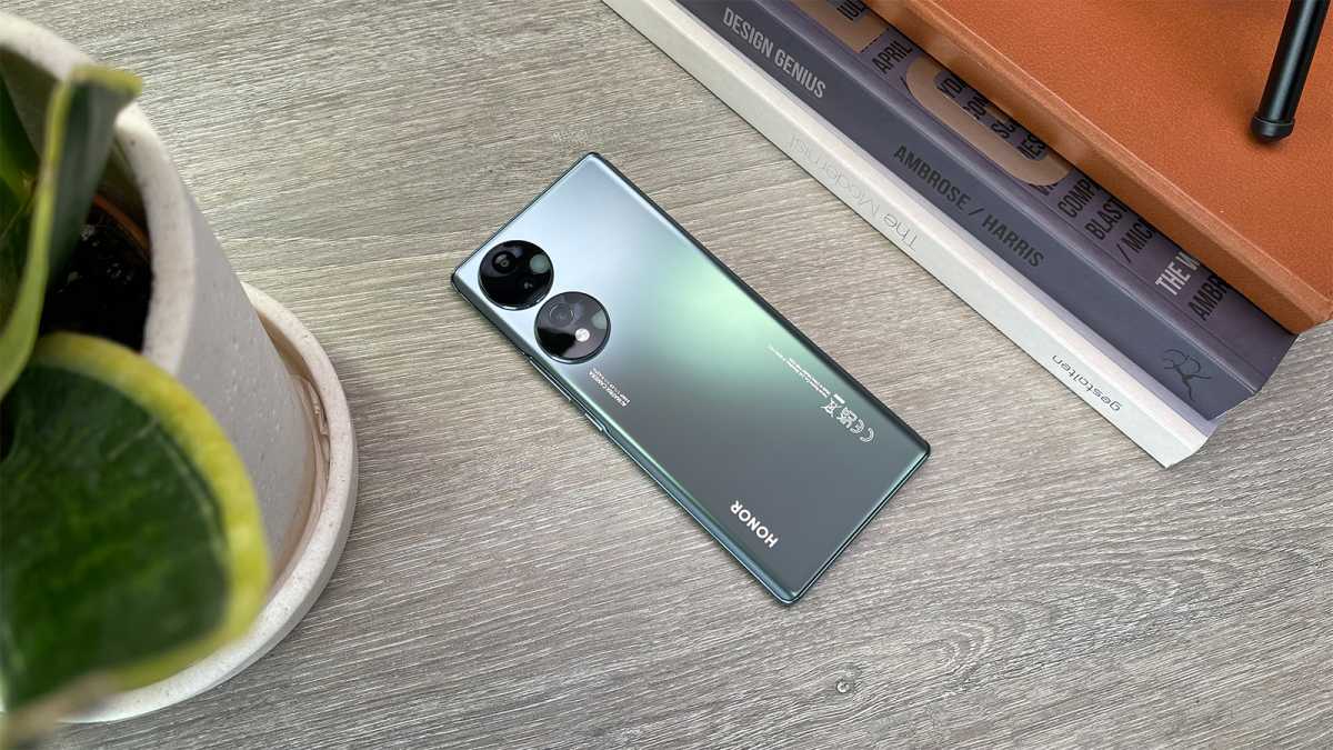 The back of a green Honor 70
