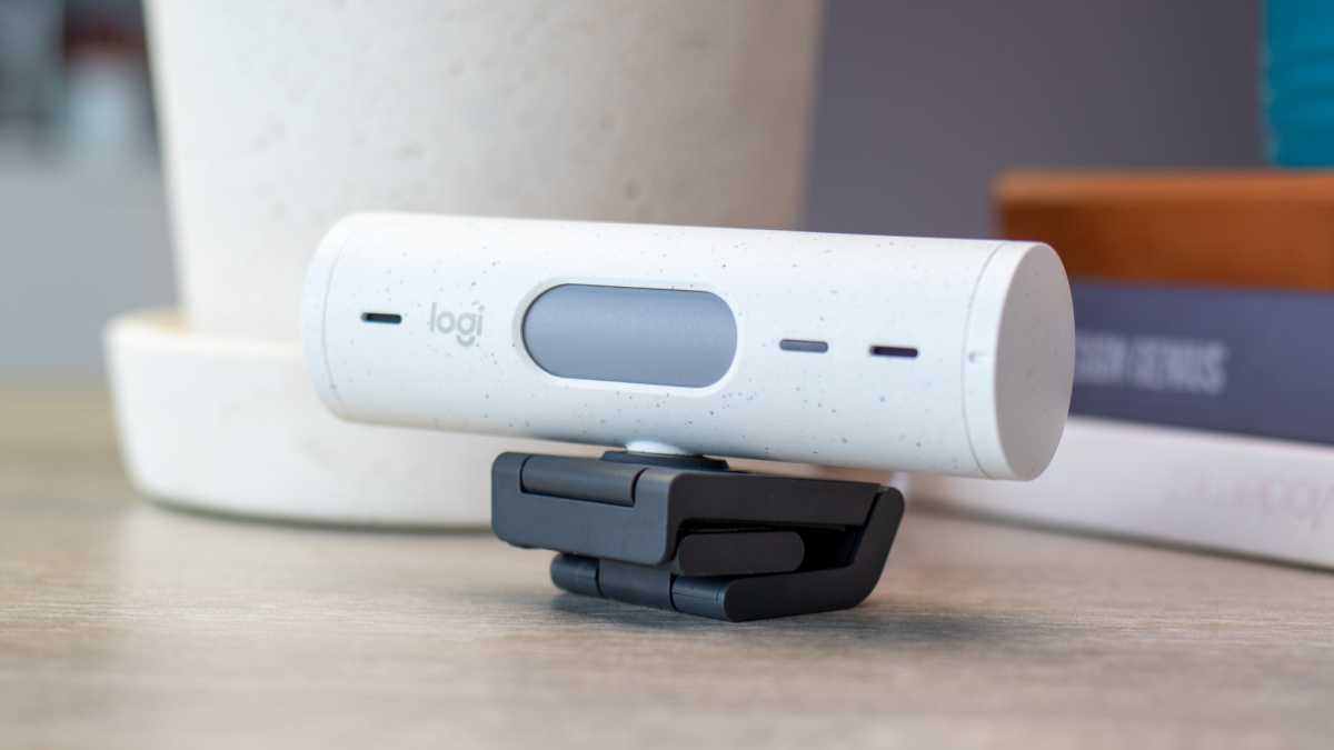 Logitech Brio 500 webcam closed