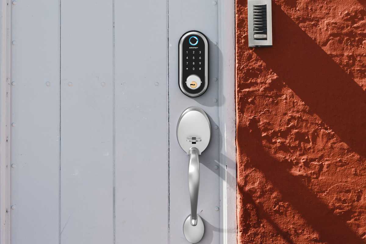 Smonet fingerprint-reading deadbolt installed on a door