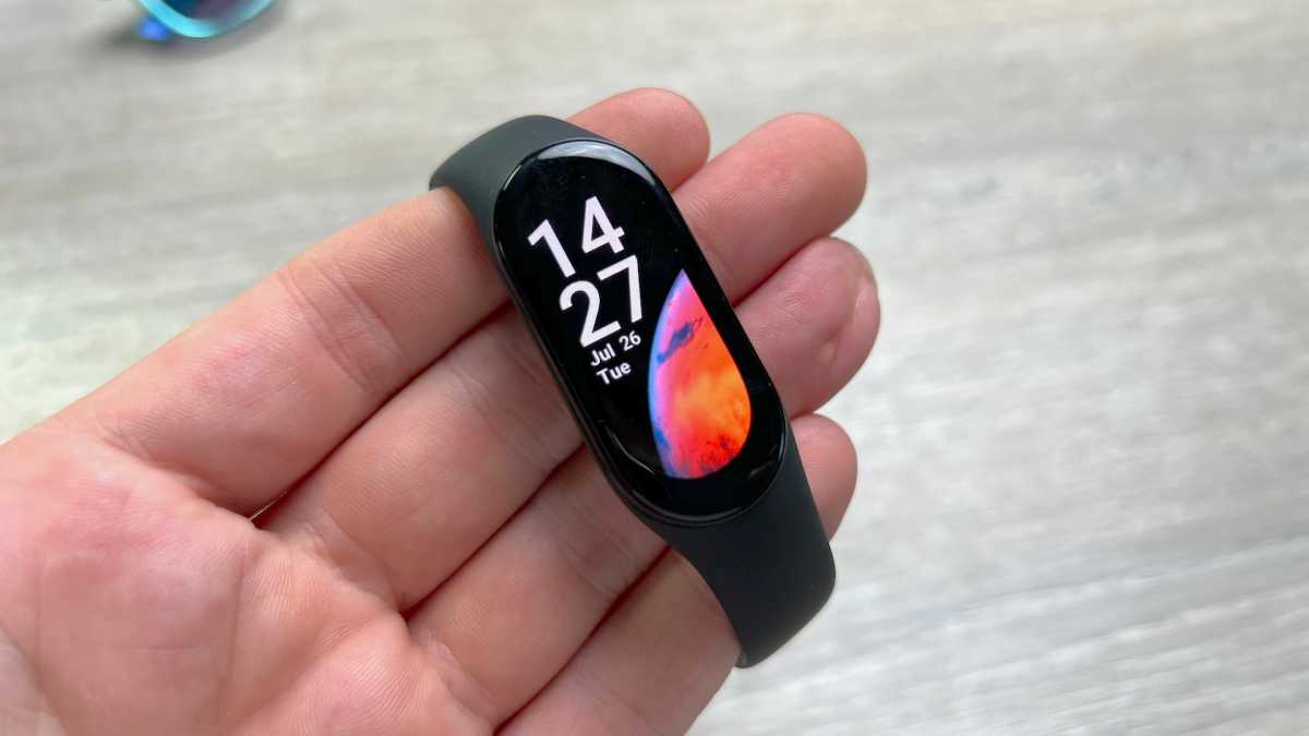 Xiaomi Mi Band 7 in the hand