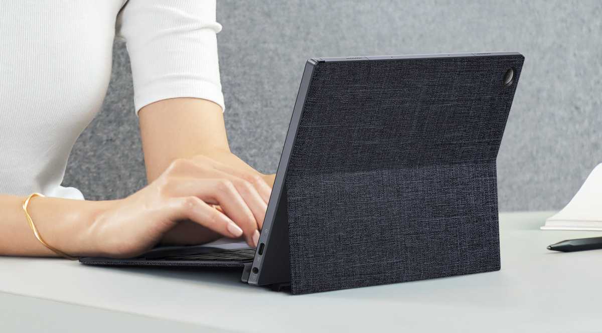 Asus ExpertBook B3 Detachable - rear view