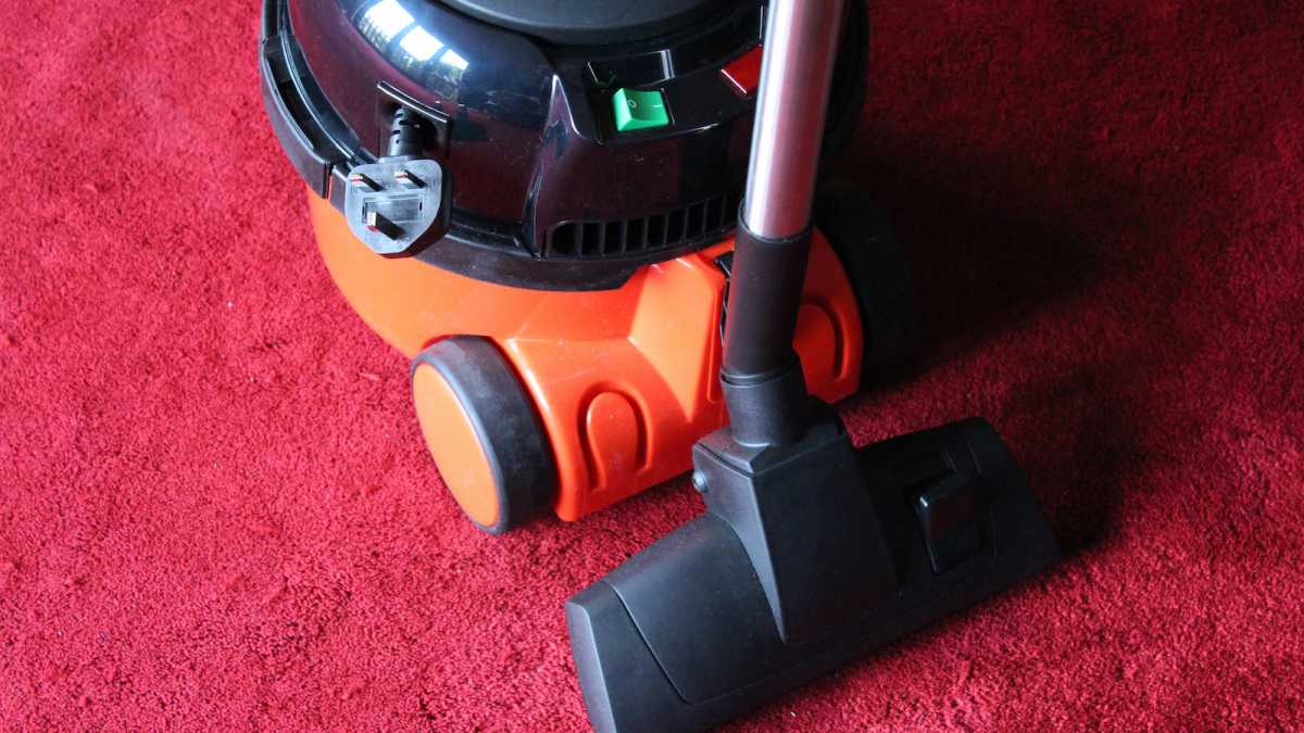 Numatic HVR160 Henry Compact – Aspirateur Traîneau 620W, Rouge Et Noir, Compact Et Puissant