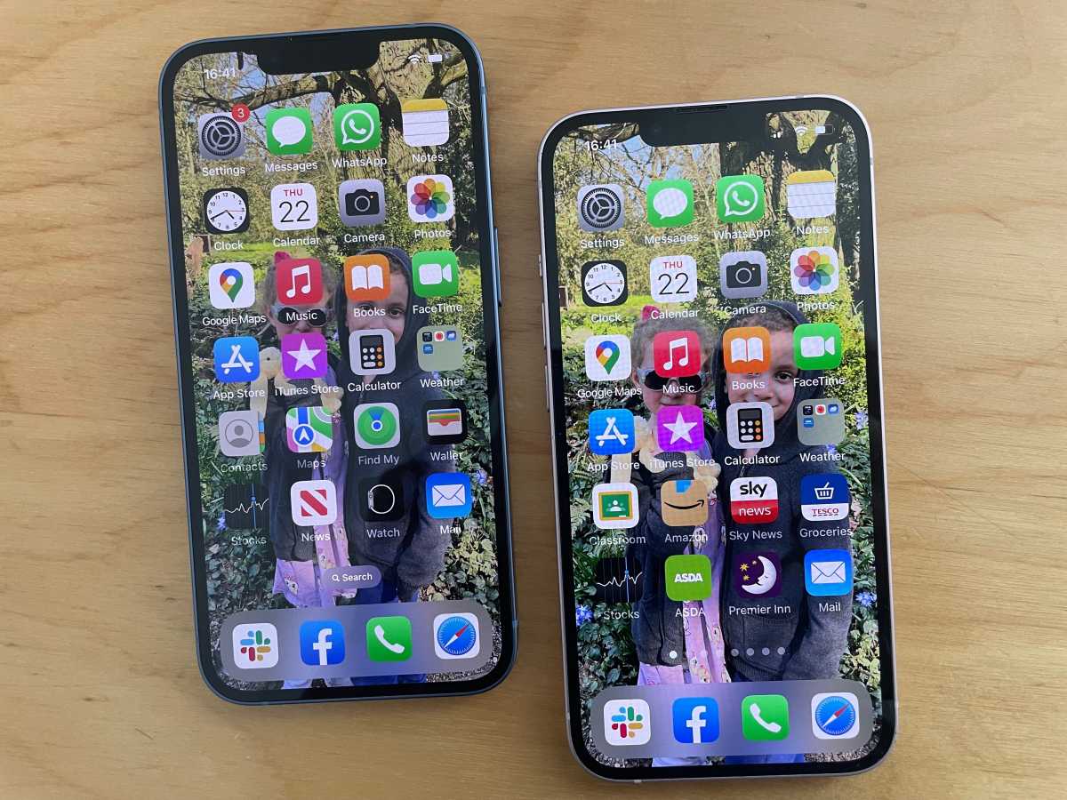 iPhone 14 (kiri) iPhone 13 (kanan) 