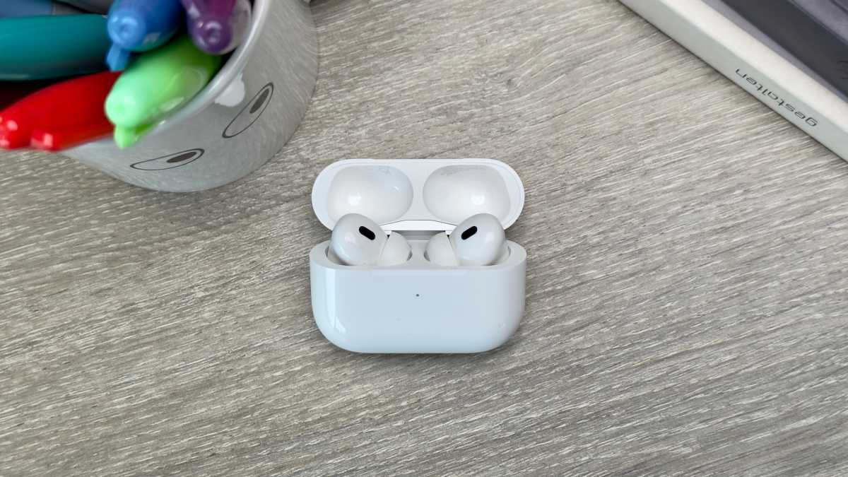 AirPods Pro (2022) bir masada açılır