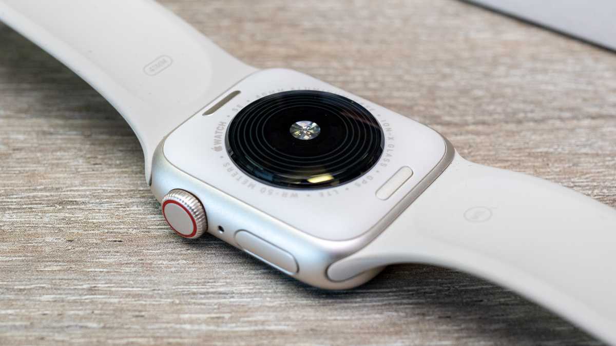 La parte trasera de un Apple Watch SE 2022