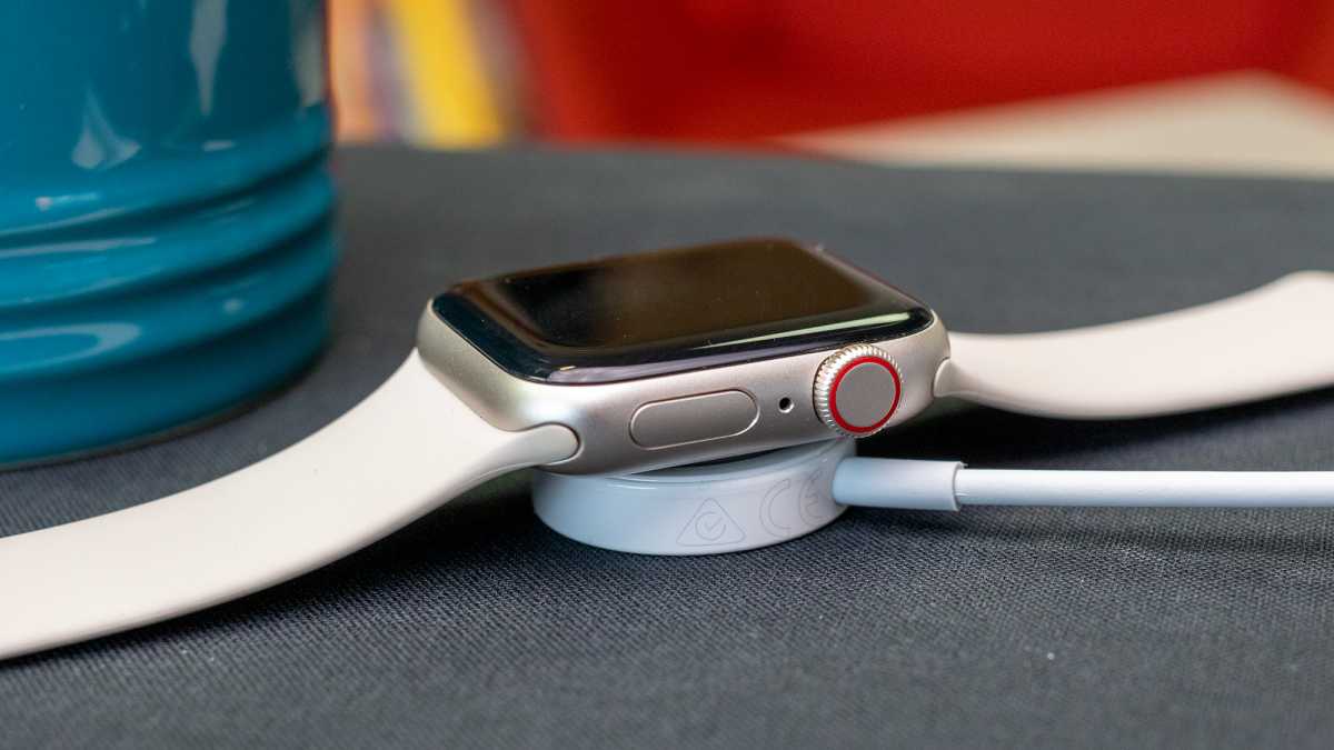 An Apple Watch SE 2022 charging