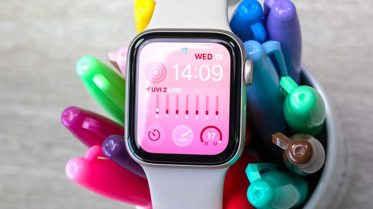 Apple Watch SE 2022 в калъф за молив