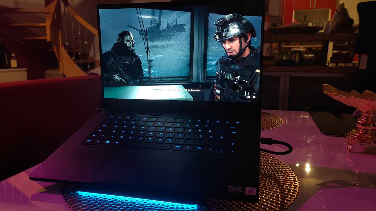 Die Branche sollte mehr OLED-Gaming-Displays anbieten: Wir testen hier auf dem Razer Blade 2022 mit RTX 3080 und die perfekten Schwarzwerte seines OLEDs setzen die vielen Nachtoperationen von CoD: MW2 richtig in Szene.