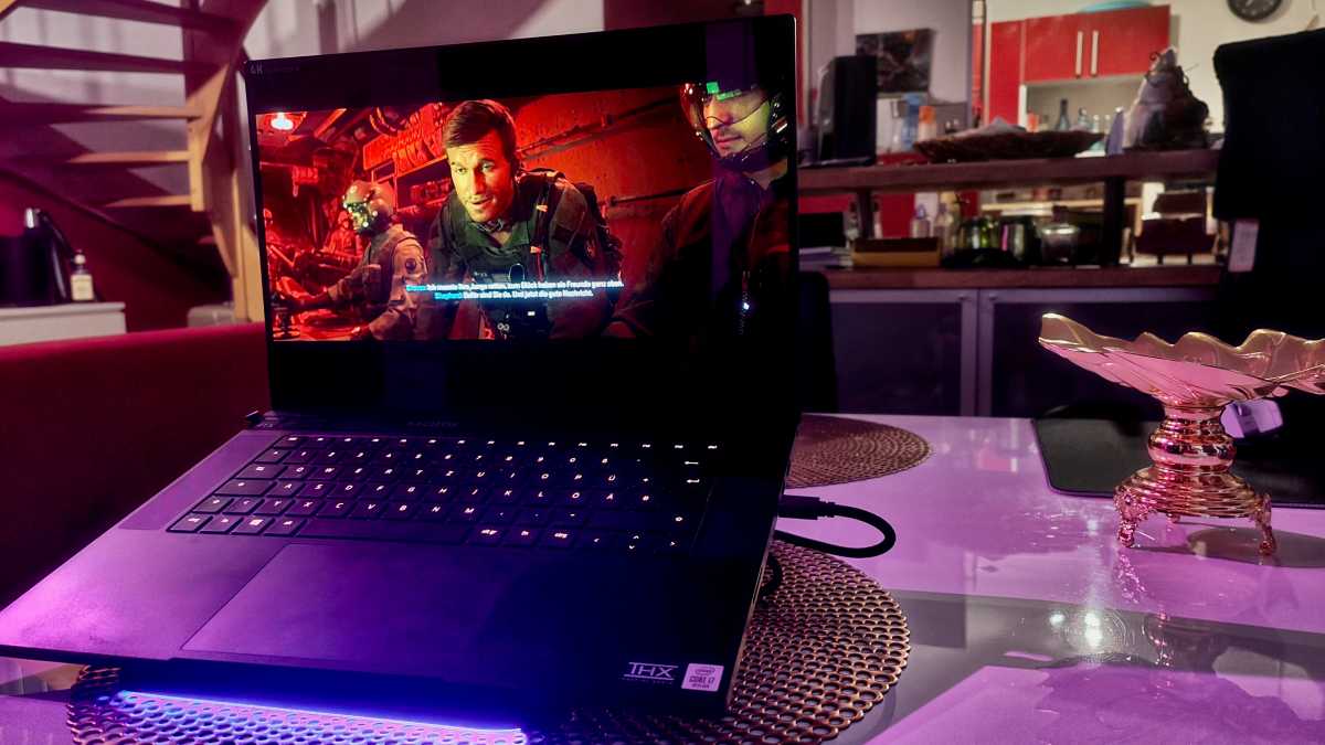 Die Performance ist gut, mit einer RTX 3080 und Intel Core i9 auf einem Razer Blade 2022 spielen wir in 4K mit Ultra-Details und Raytracing in stabilen 60 FPS. Frame-Drops hatten wir eher selten, Nvidia, AMD und Infinity Ward arbeiten an Release-Patches, die auch diese beheben sollten.