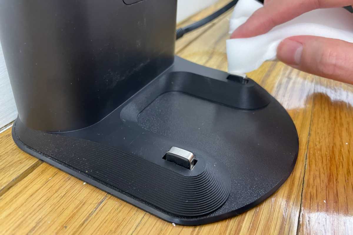 Cleaning Roomba charging contacts