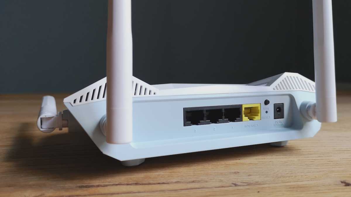 D-Link R15 router ports