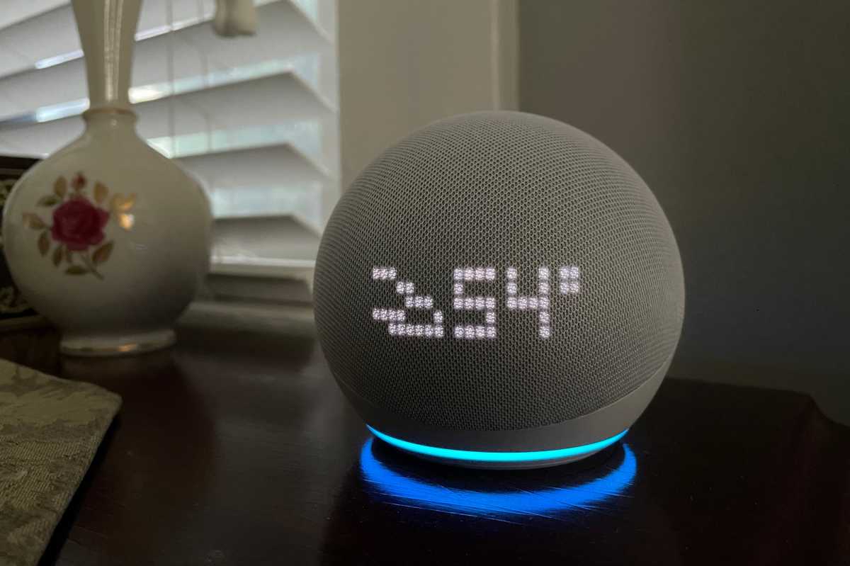 Amazon Echo Dot avec horloge (5e génération) indiquant la météo