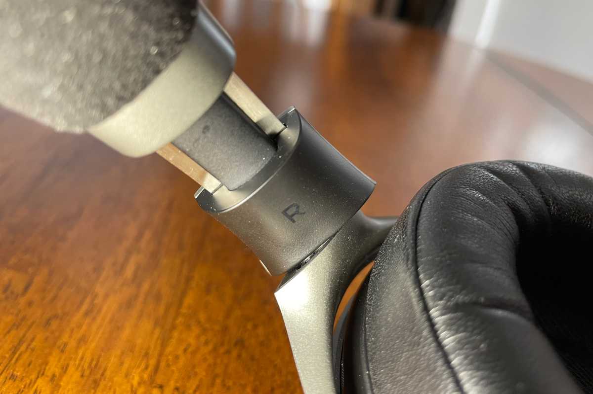 Right-hand identification of Focal Bathys headphone