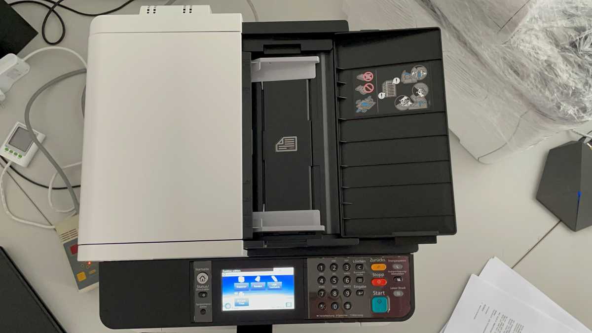 Kyocera Ecosys M5526cdw/A: Ansicht von oben auf ADF und Display des Multifunktions-Druckers