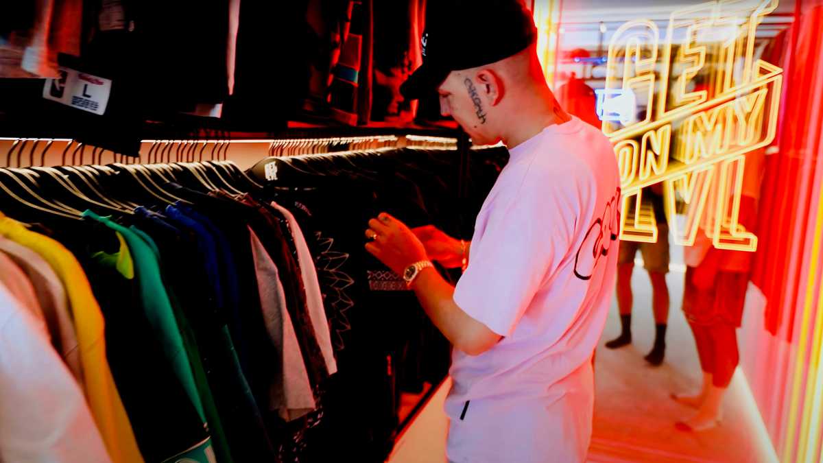 „Bruder, ich hatte gar nicht vor, den dicken Cash zu farmen. Ich habe damals erst im Baumarkt, dann beim Getränkehandel gearbeitet und wollte einfach nur paar Hundert im Monat extra verdienen. Daraus wurden dann irgendwann dieses schicke Haus, der Lambo, der AMG. Lief halt.“