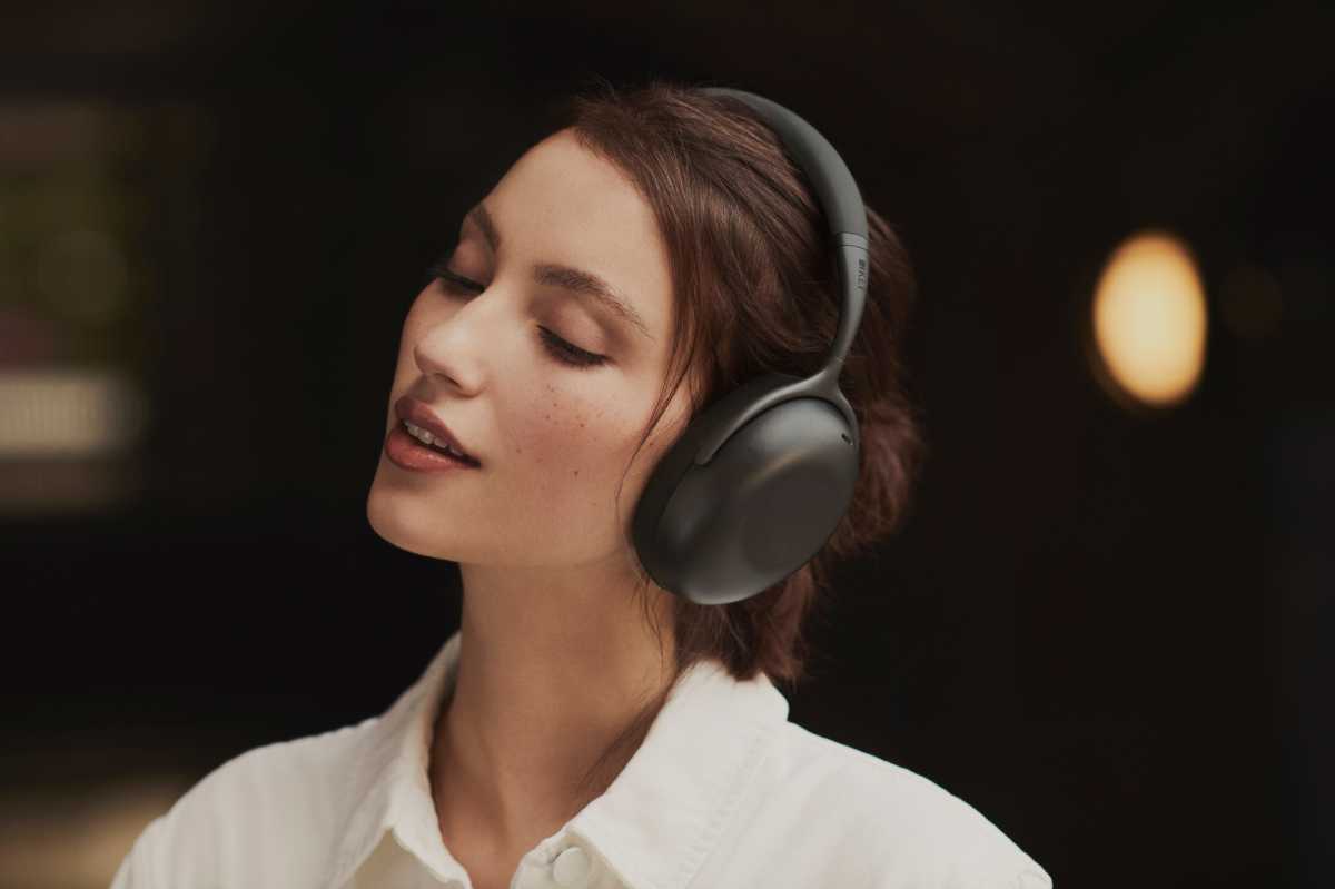 Model wearing KEF Mu7 ANC headphone