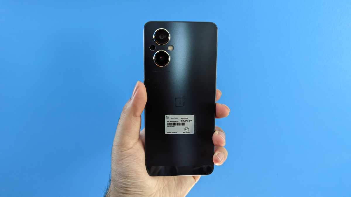 OnePlus Nord N20 5G trasero sobre fondo azul