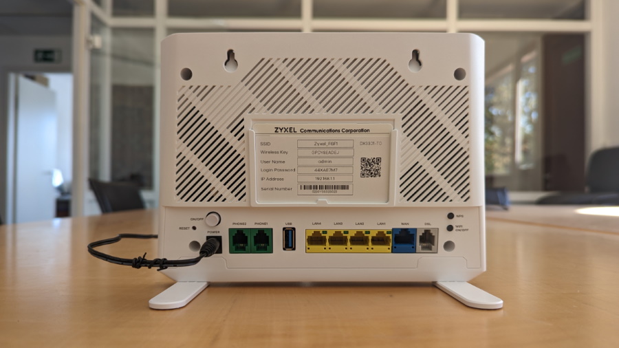 Zyxel DX3301: Alle Anschlüsse liegen auf der Rückseite des Routers.