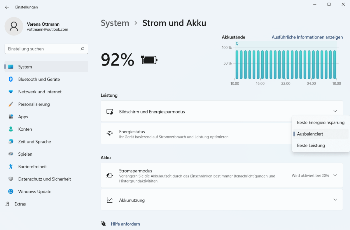 In den Einstellungen von Windows 11 finden Sie im Punkt „System –› Strom und Akku“ unter „Leistung“ die Möglichkeit, den Energiestatus für Ihren Rechner einzustellen. Sie können hier aus drei Optionen wählen.
