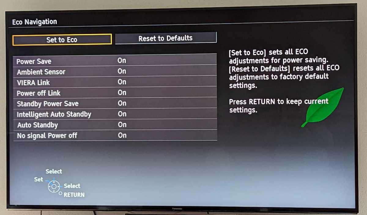 Auch ein Fernseher bietet in der Regel einen speziellen Stromsparmodus, bei dem Features wie der Umgebungssensor für die Helligkeit sowie andere Eco-Funktionen aktiviert werden, um Strom zu sparen.