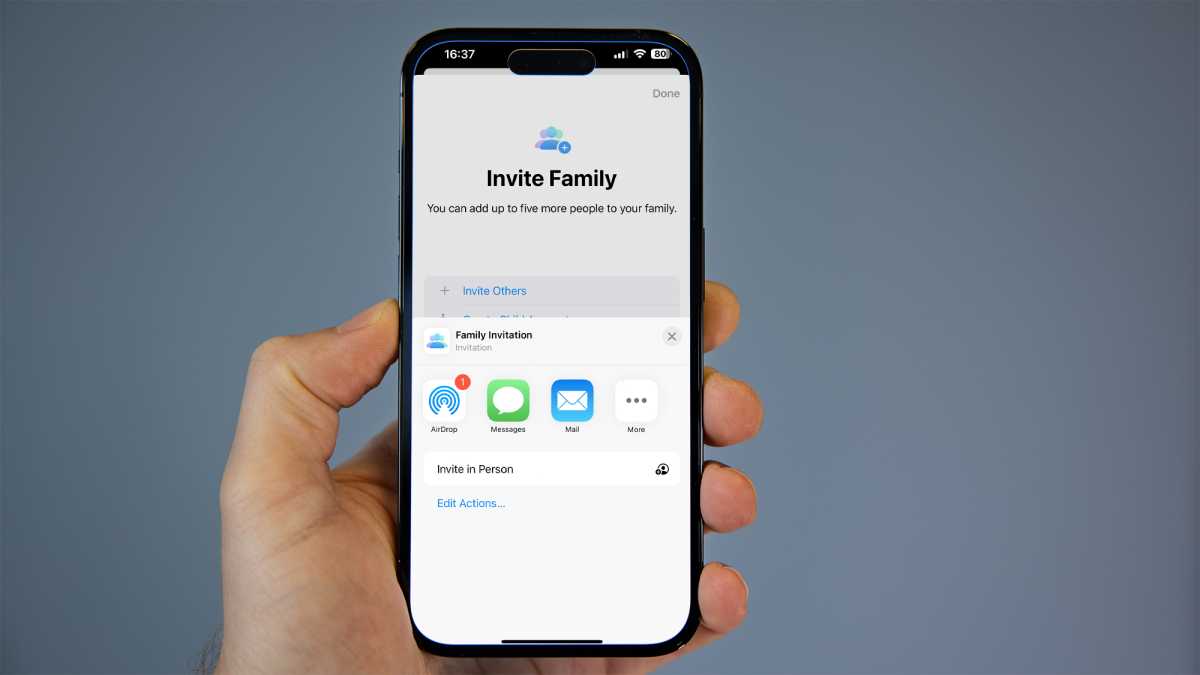 Proceso de configuración de Family Sharing en un iPhone 14 Pro