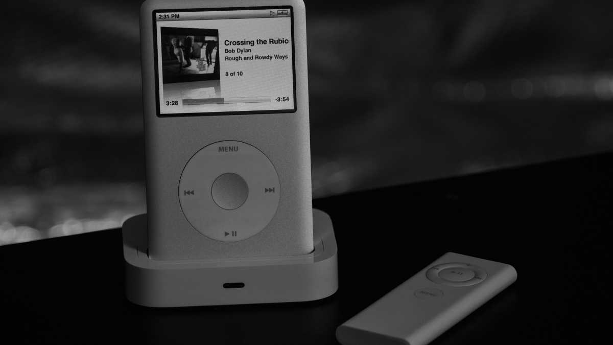 Laut Jonathan Ive hat der iPod so gut in seine Zeit gepasst, weil wir schon immer Musik geliebt haben, aber nicht seine Abspielgeräte. Damals gab es vor allem große, klobige Disc-Player oder USB-Player für illegale Musik, weshalb Apple iTunes gelauncht hat.