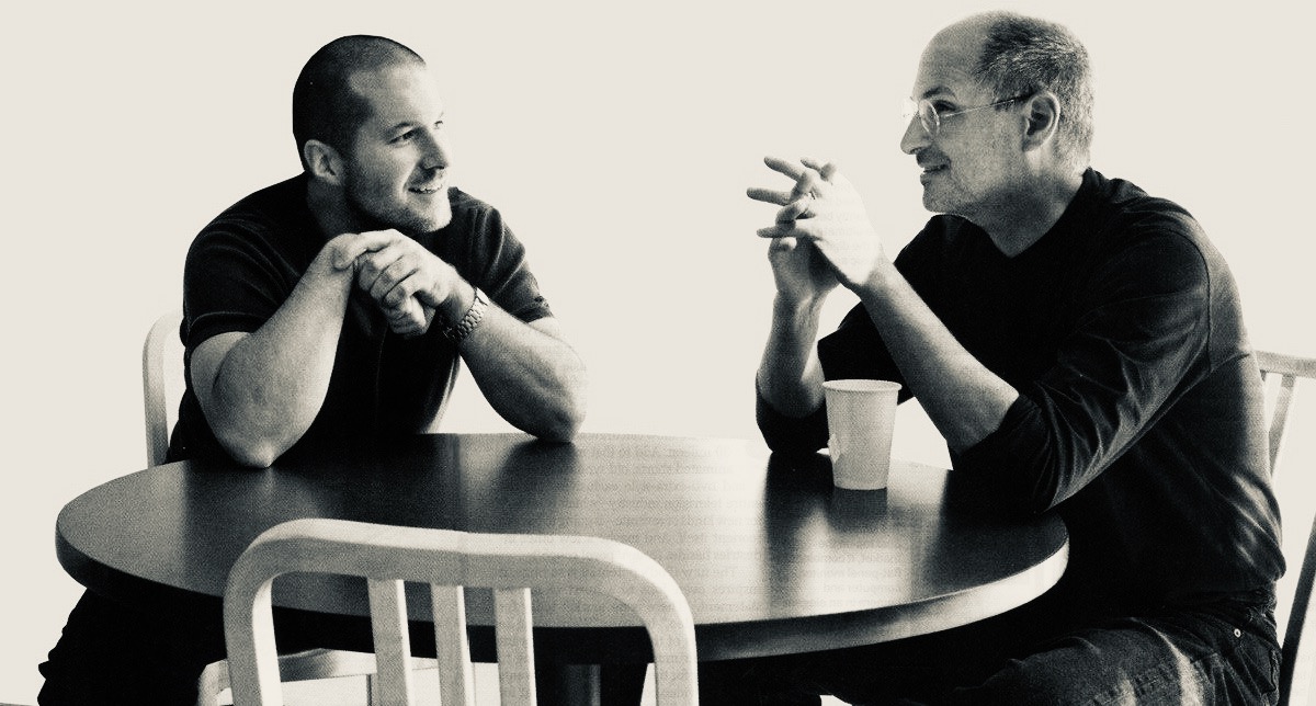 Steve Jobs ist als Mensch ganz schwer einzuschätzen. Viele hassten ihn, weil er ein harter Manager war, einer der iPhone-Prototypen an die Wand warf, wenn sie ihm nicht gefielen. Ive hingegen beschreibt ihn als jemanden, mit dem man sehr gut denken konnte.