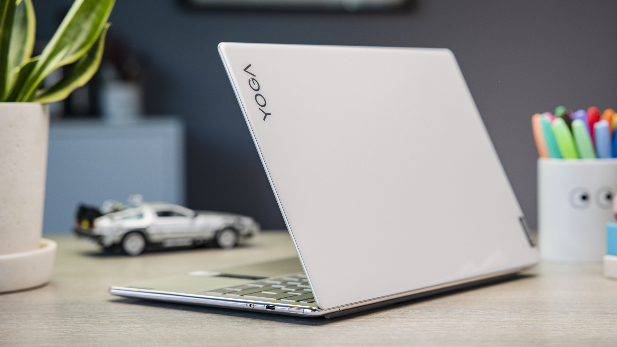 Lenovo Yoga Slim 9i (2022) - Most Attractive