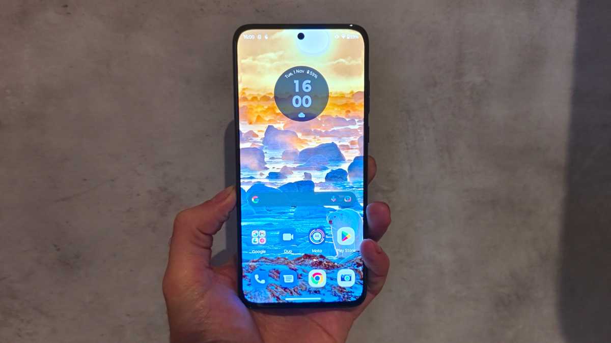Motorola Edge 30 Neo in the hand