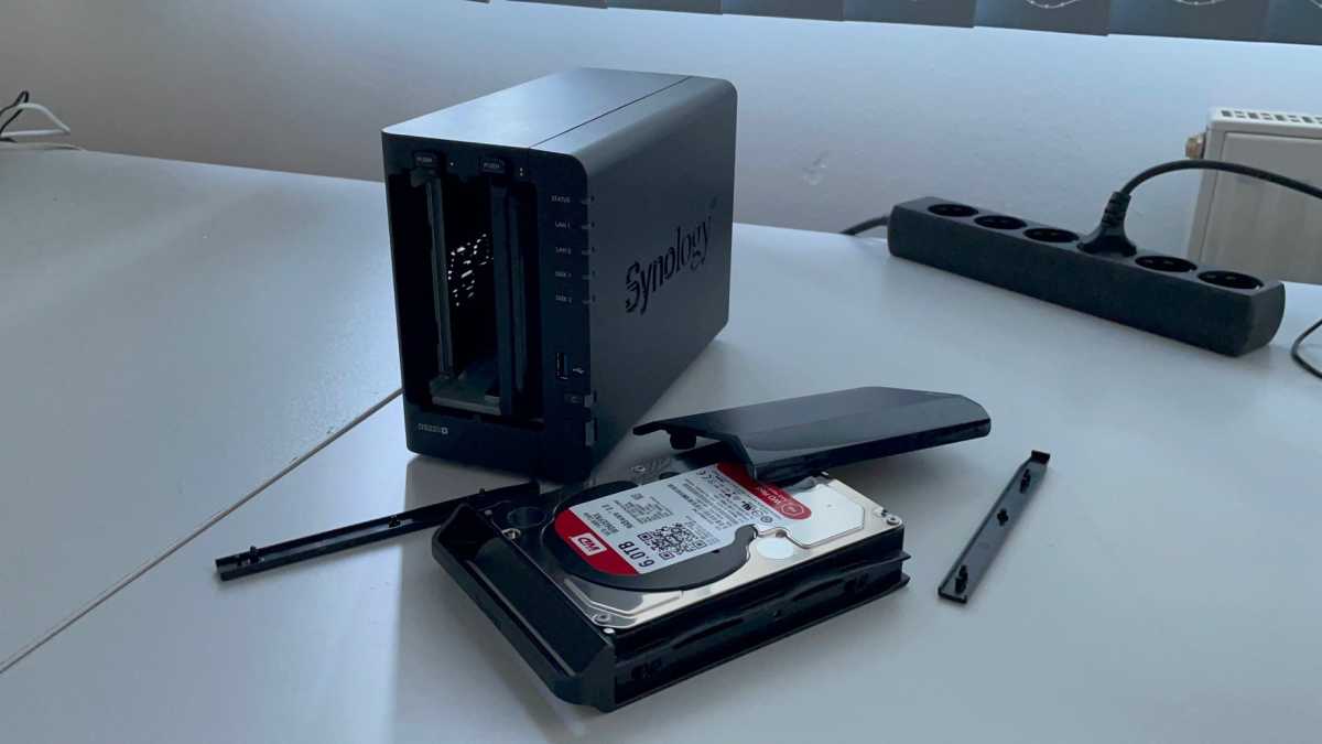 Synology Diskstation DS220+ vorne offen