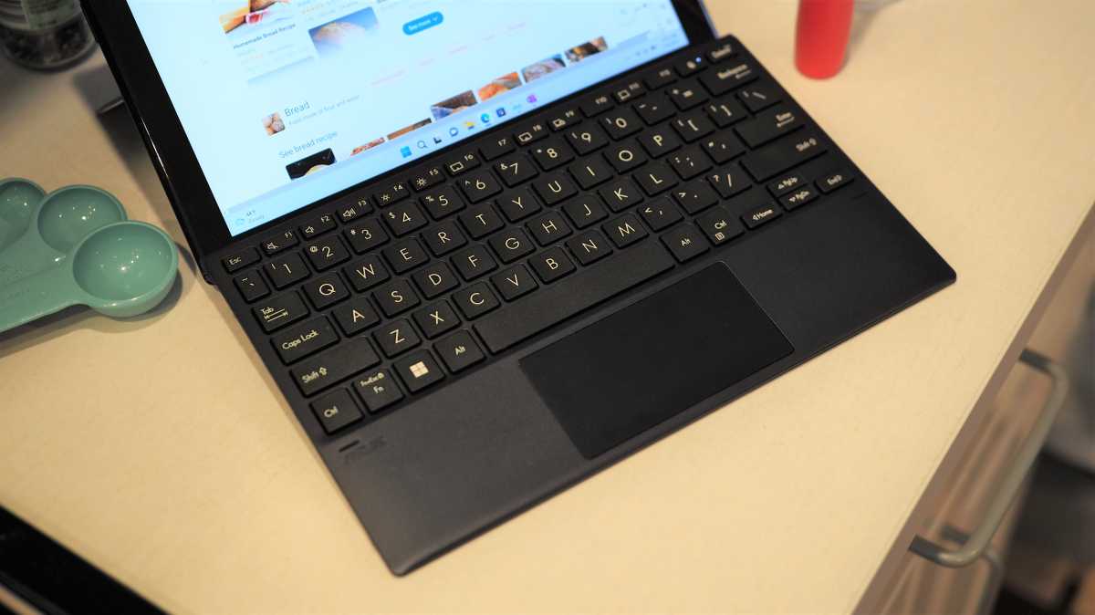 Expertbook keyboard and trackpad