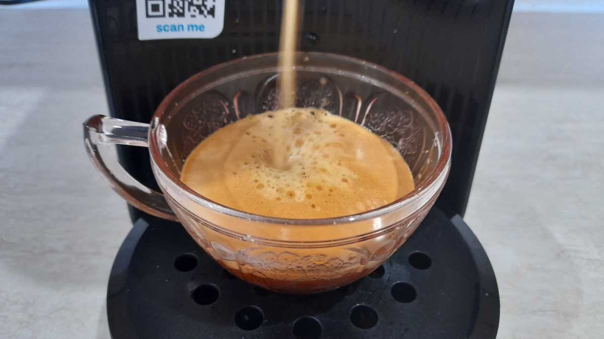 Coffee dispensing into a glass cup