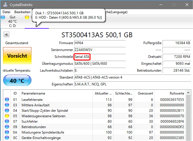 Über Bordmittel lassen sich in Windows 11 nur SSDs mit NVMe-Protokoll überwachen. Crystaldiskinfo warnt auch bei SATA-Festplatten vor Fehlern und Datenverlust.