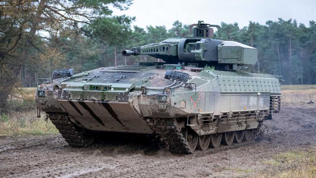 Image: Bundeswehr: Totalausfall bei Puma-SchÃ¼tzenpanzer â Soldat lÃ¶scht schwelendes Kabel mit PulverlÃ¶scher