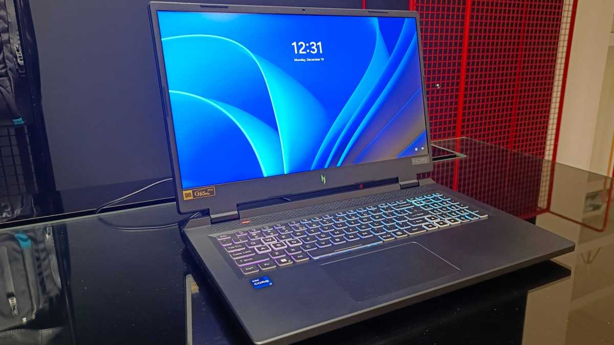 Picture of Acer gaming laptop on the desk