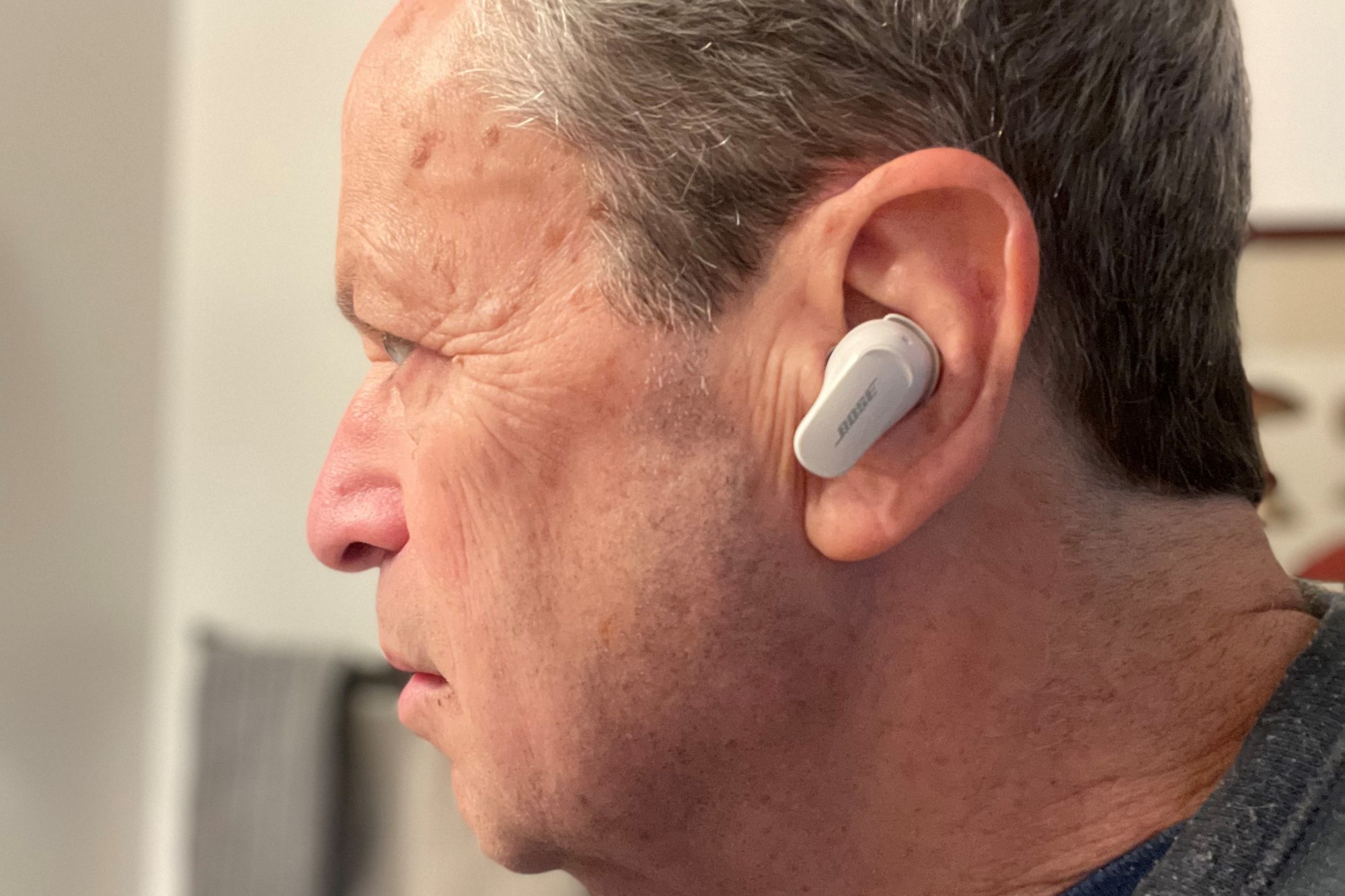 Bose quietcomfort vs discount airpods