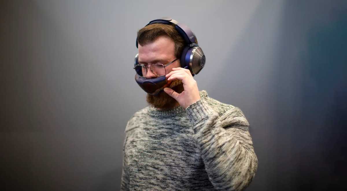 Hombre con los auriculares Dyson Zone