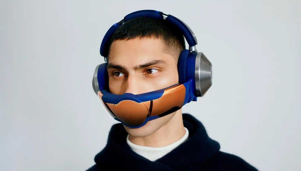 Hombre con los auriculares Dyson Zone