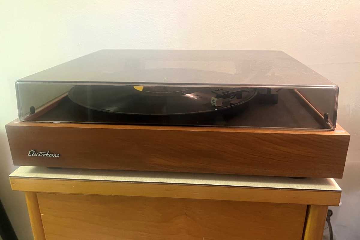 Platine vinyle Electrohome Montrose avec couvercle fermé