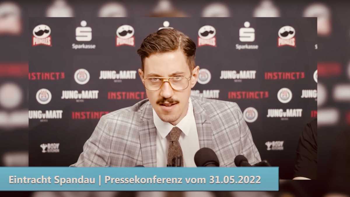 Max hat zwar nie eine Schauspielschule besucht, aber er spielt Präsident Knabe – diese Mischung aus dem cholerischen Uli Hoeneß und der Arroganz eines Rudi Asshauer in Perfektion. 