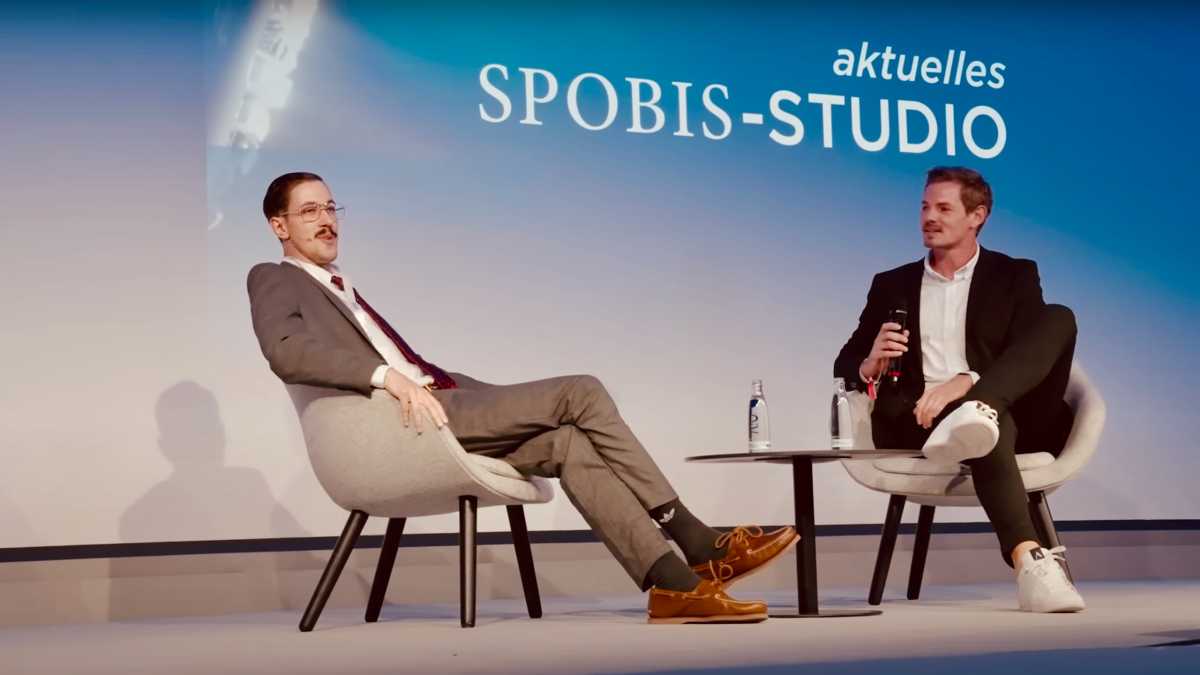 Muss man geguckt haben: Wenn Präsident Knabe mit goldener Uhr am Arm in einem Saal mit den den Bossen des Fußballs sagt „Ja klar, der Uli. Der alte Steuervermeider. Mit dem hab’ ich doch noch Nürnberger geschmuggelt“; dann kann jeder Comedian einpacken.