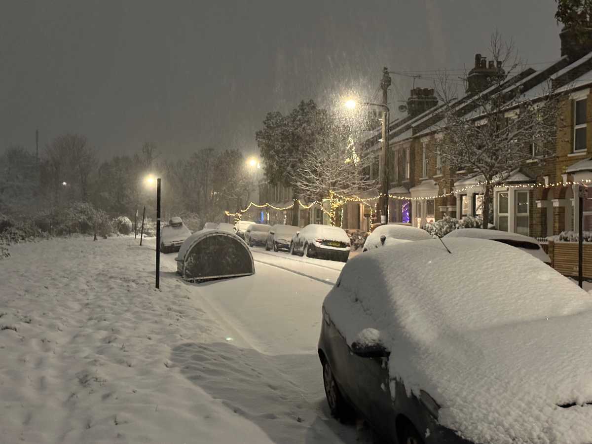 Eine schneebedeckte Straße in London