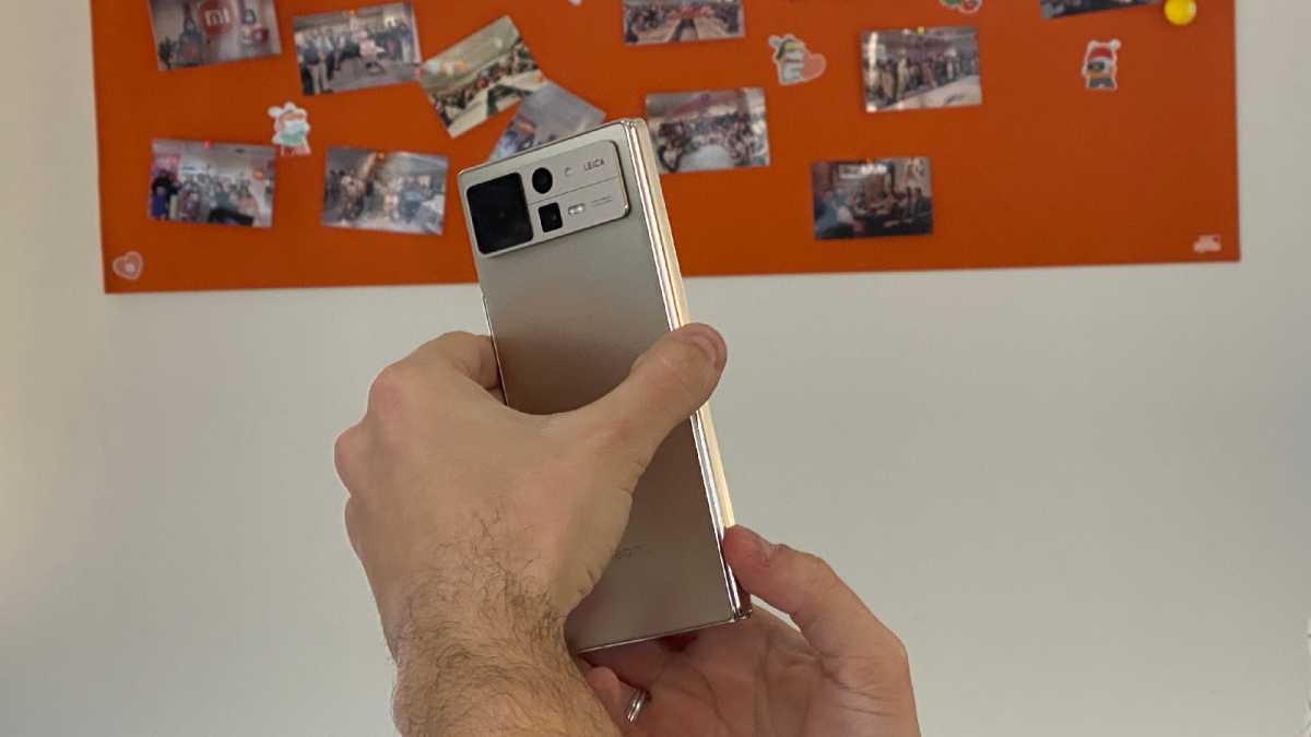 Xiaomi Mix Fold 2 foto cerrado