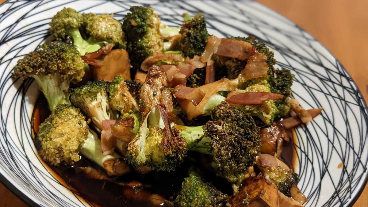 Brócoli con salsa de soja y bacon cocinado con la Ultenic K10